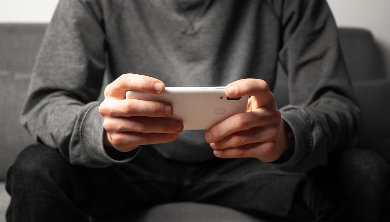 开源模型更容易产生幻觉吗？实测数据揭示了三个关键诱因